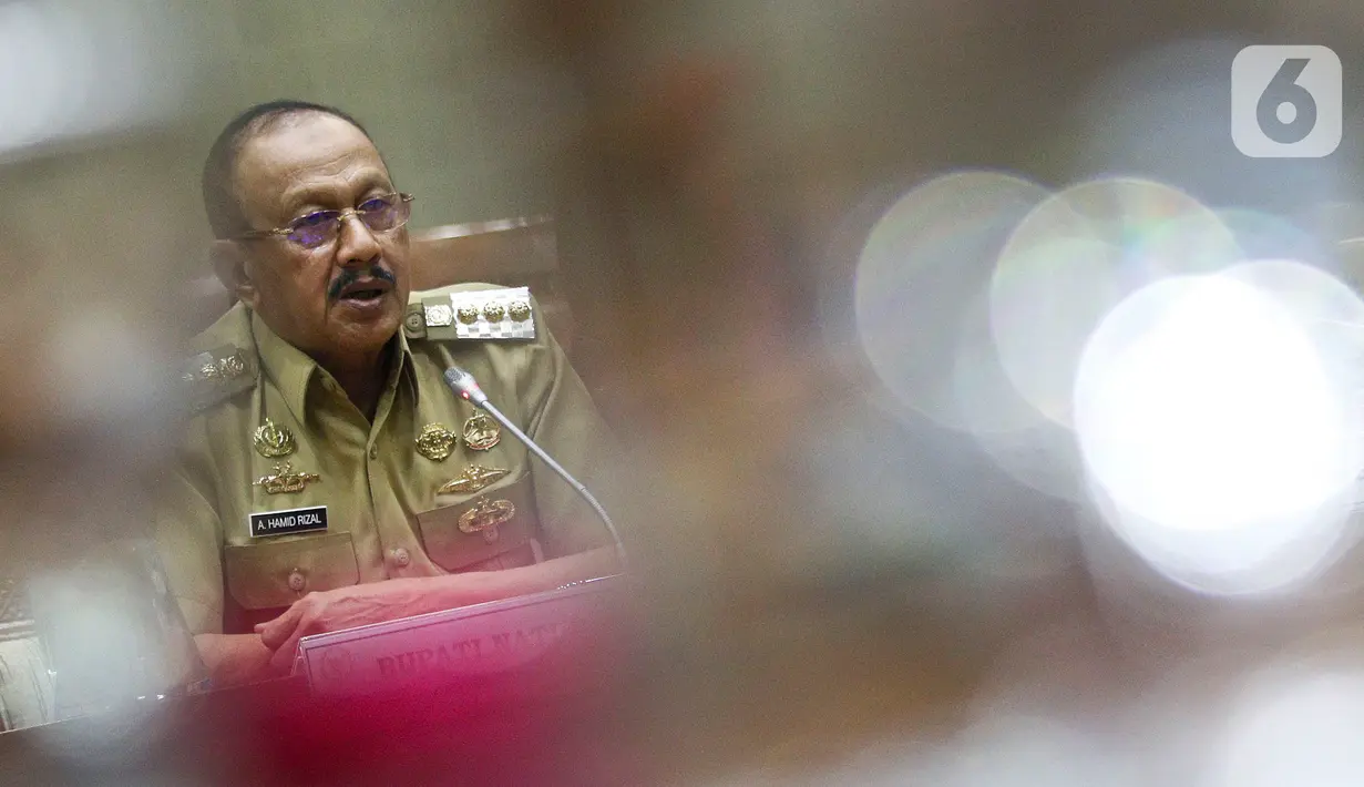 Bupati Natuna Abdul Hamid Rizal saat rapat dengar pendapat dengan Komisi IX DPR di Gedung Nusantara I, Kompleks Parlemen, Jakarta, Selasa (4/2/2020). Hamid meminta pemerintah melakukan sosialisasi sebelum mengobservasi 238 WNI dari Wuhan di Natuna. (Liputan6.com/Johan Tallo)