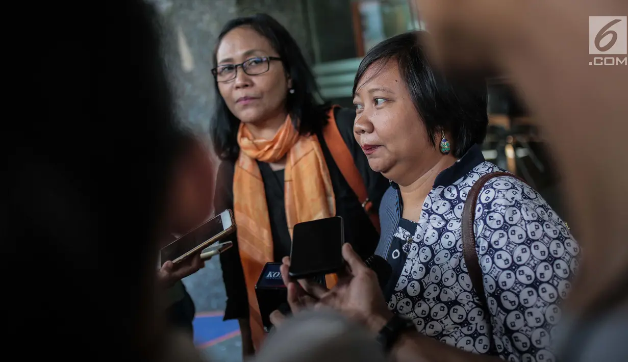 Antarini Arna dan Anis Hidayah, warga yang tergabung dalam Aliansi Warga Cinta Depok, memberikan keterangan di kantor Ombudsman RI, Jakarta, Jumat (26/7/2019). Warga Depok datang mengadu ke Ombudsman perihal pemisahan lahan parkir untuk laki-laki dan perempuan. (Liputan6.com/Faizal Fanani)