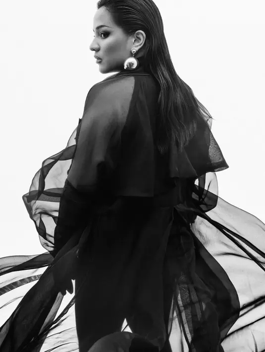 Dalam gaun rancanga Stella Rissa, ia berhasil tampilkan gaya dramatis yang selalu jadi ciri khas dari Angel Pieters. [Foto: Instagram/ Angel Pieters]