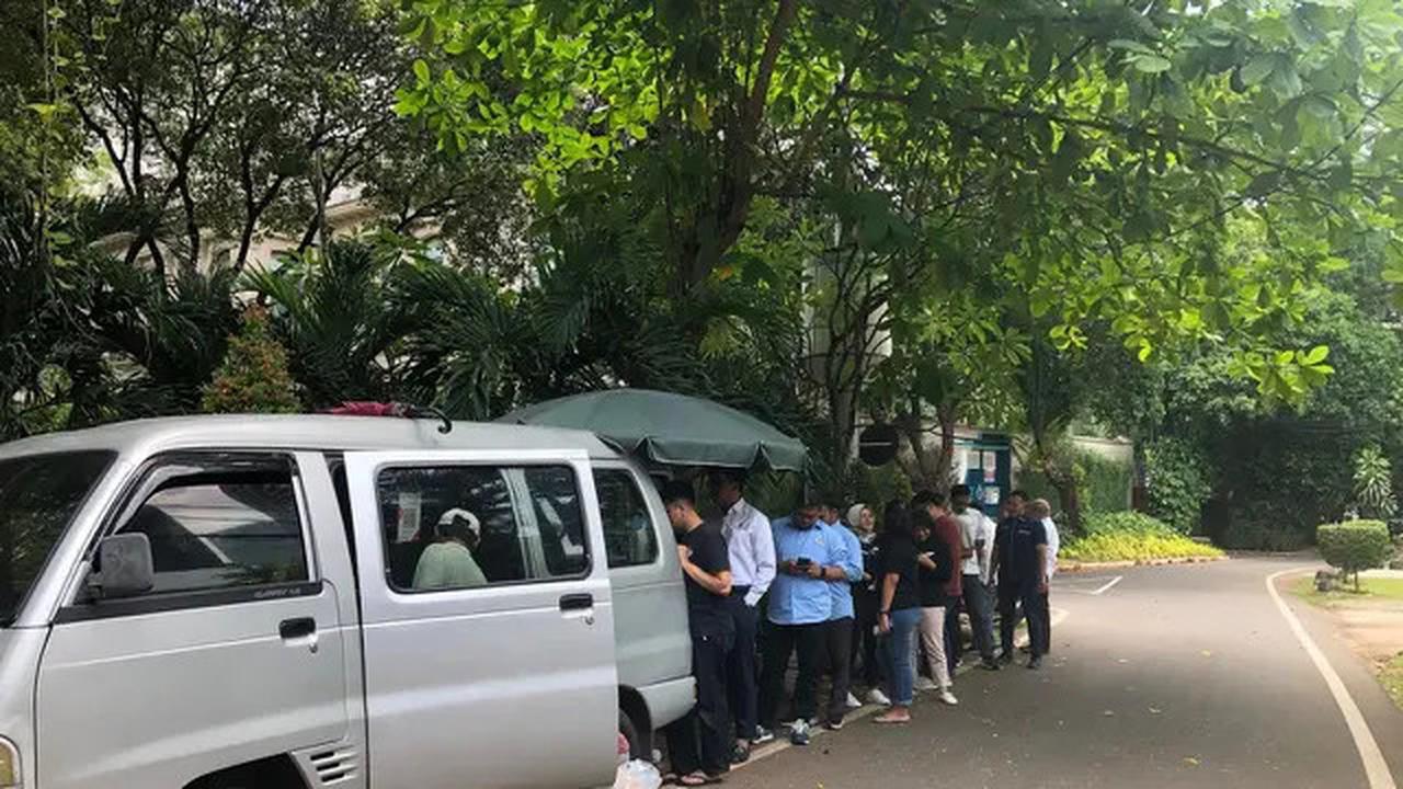 Warung Nasi Mobil di Depan Rumah Sandiaga Uno, Laris Manis dan Ramah di Kantong