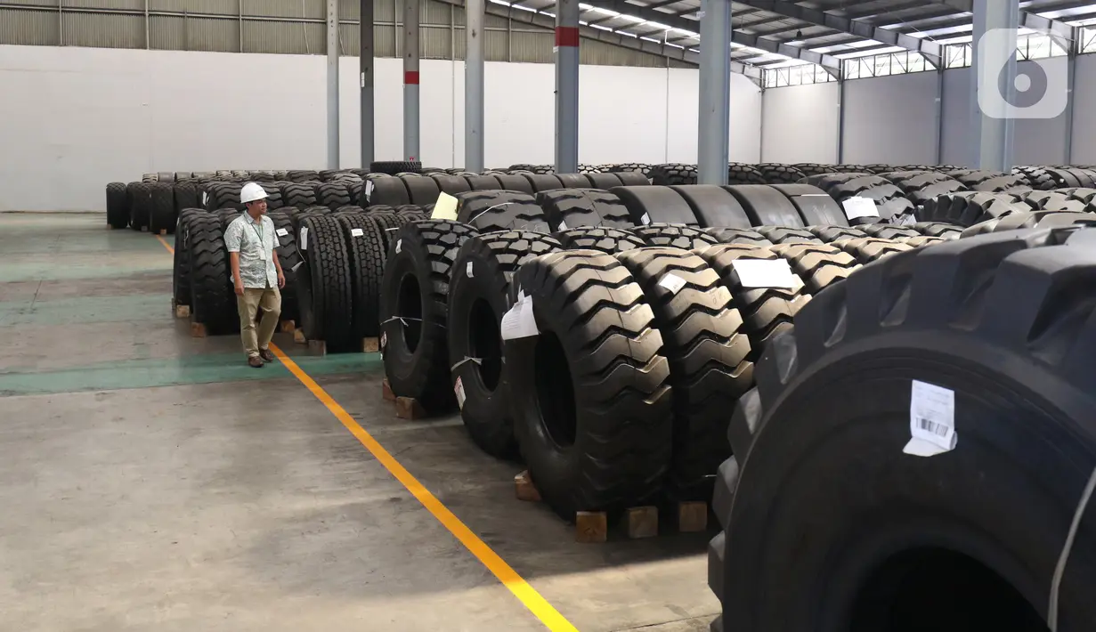 Petugas melakukan pengecekan dokumen pada ban yang akan diekspor di Pusat Logistik Berikat, Sunter, Jakarta, Jumat (4/10/2019). Asosiasi Pengusaha Ban Indonesia (APBI) menyatakan utilitas pabrikan ban nasional merosot ke level 50% dari posisi akhir tahun lalu, yakni 84%. (Liputan6.com/Angga Yuniar)