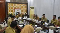 Pj Gubernur Sulbar memimpin rapat dengan sejumlah OPD (Foto: Liputan6.com/Istimewa)