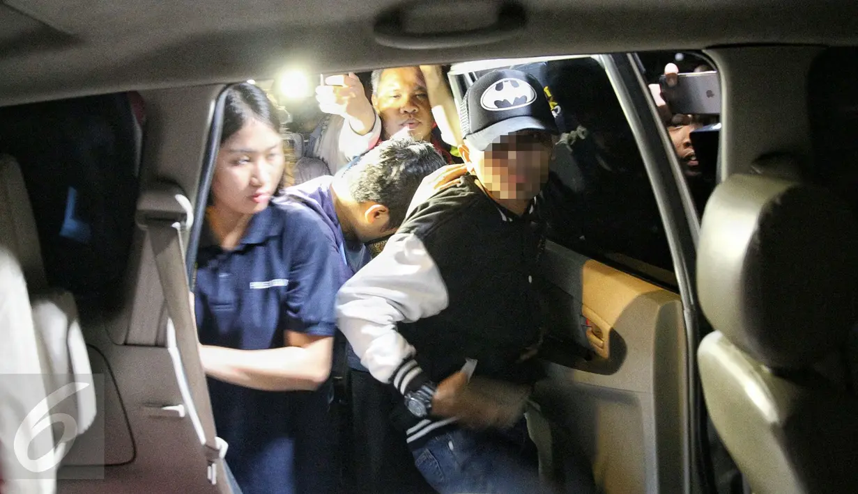 Korban DS (17) dibawa petugas untuk melakukan penggeledahan di rumah Saipul Jamil di Kelapa Gading, Jakarta, Kamis (19/2) dini hari. Penggeledahan dilakukan untuk mendapatkan alat bukti tambahan terkait kasus pencabulan. (Liputan6.com/Faizal Fanani)