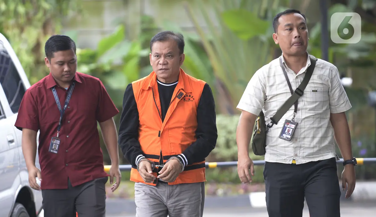 Dirut PT Rudi Jaya, Ibnu Ghopur penyuap Bupati Sidoarjo, Saiful Ilah dikawal petugas akan menjalani pemeriksaan di Gedung KPK, Jakarta, Selasa (18/2/2020). Ibnu Ghopur diperiksa sebagai tersangka terkait suap proyek infrastruktur di Dinas PUPR Kabupaten Sidoarjo. (merdeka.com/Dwi Narwoko)
