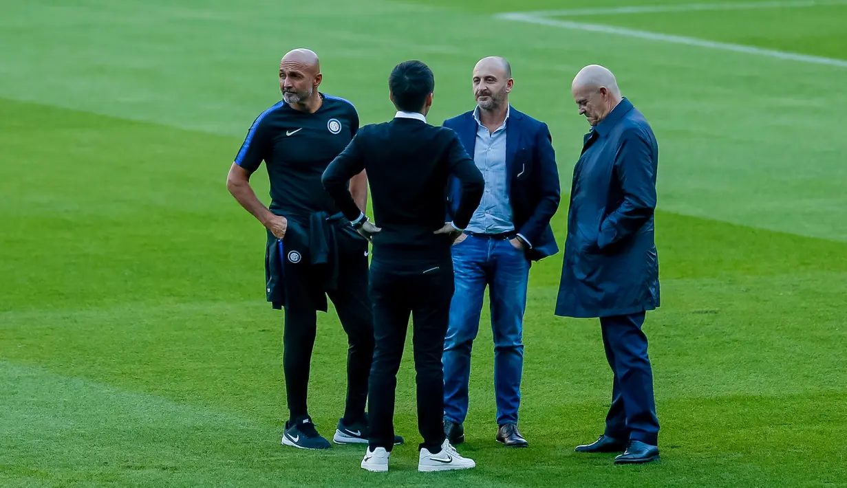 Pelatih Inter Milan, Luciano Spalletti (kiri) berbincang dengan asisten pelatih saat menyambangi stadion Camp Nou di Barcelona, Spanyol (23/10). Saat ini Inter Milan berada di posisi kedua dengan poin enam sama seperti Barcelona. (AP Photo/Joan Monfort)