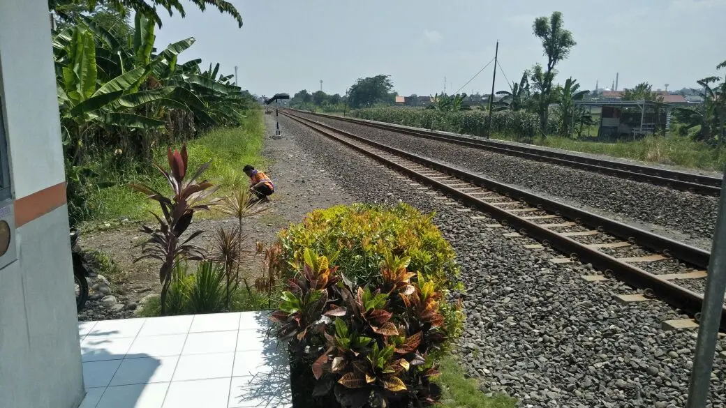 Slamet Supriyadi tak pernah diam saat tak ada kereta lewat. Ia tetap membersihkan jalur kereta. (foto: Liputan6.com/ibra/edhie prayitno ige)