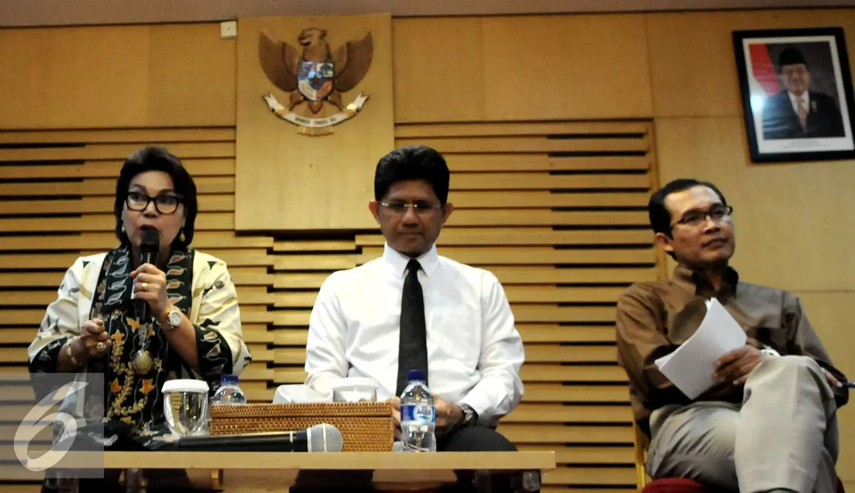 Pimpinan KPK (dari kiri) Basaria Panjaitan, Laode M.Syarif dan Alexander Marwata, memberikan penjelasan terkait isue-isue terkini yang tengah dan akan dilanjutkan penangannya oleh KPK, di Gedung KPK, Jakarta, Selasa (15/11). (Liputan6.com/Helmi Affandi)