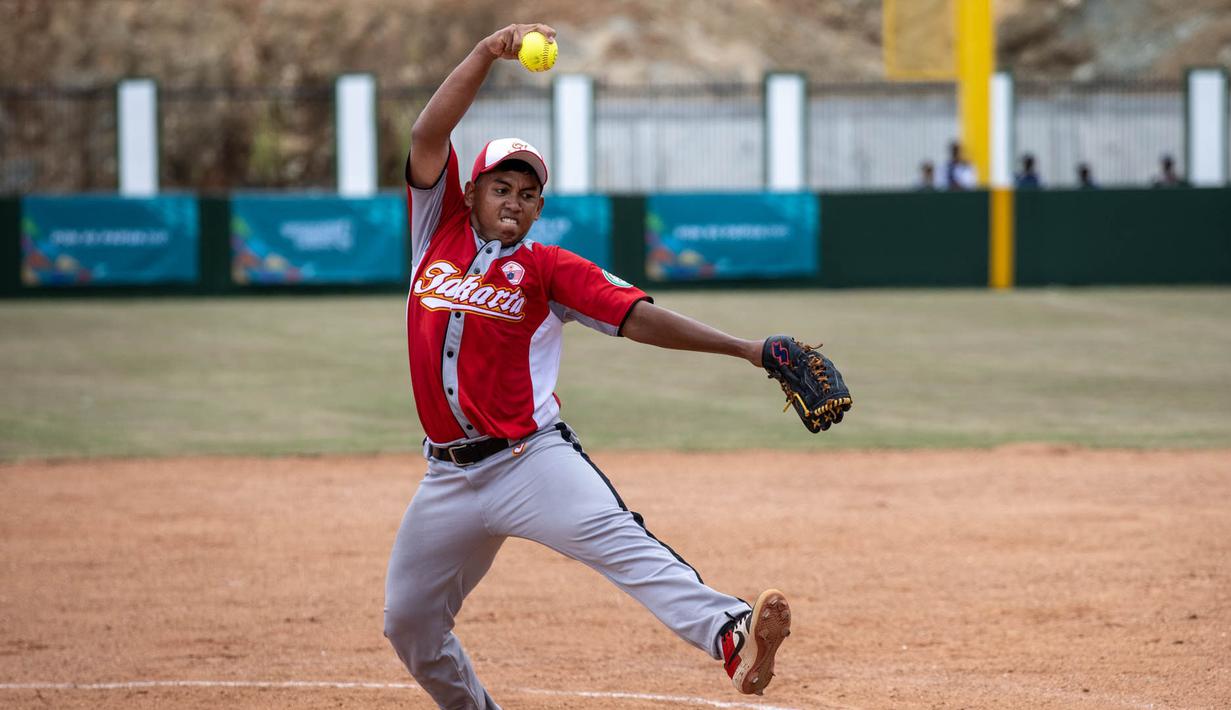 Pitcher Azizan dari DKI Jakarta beraksi pada pertandingan kedua babak penyisihan softball putra PON XX Papua antara DKI Jakarta vs Papua Barat di Lapangan Softball Uncen, Kota Jayapura, Rabu (22/09/2021). (Foto : PB PON XX PAPUA/Robertus Pudyanto)