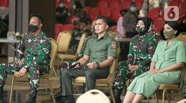 Serda Aprilia Manganang (kedua kiri) didampingi KSAD Jendral TNI Andika Perkasa (kiri) menjalani sidang perubahan status jenis kelamin dan pergantian nama di Pengadilan Negeri Tondano secara virtual di Mabes TNI AD, Jakarta, Jumat (19/3/2021). (Liputan6.com/Faizal Fanani)
