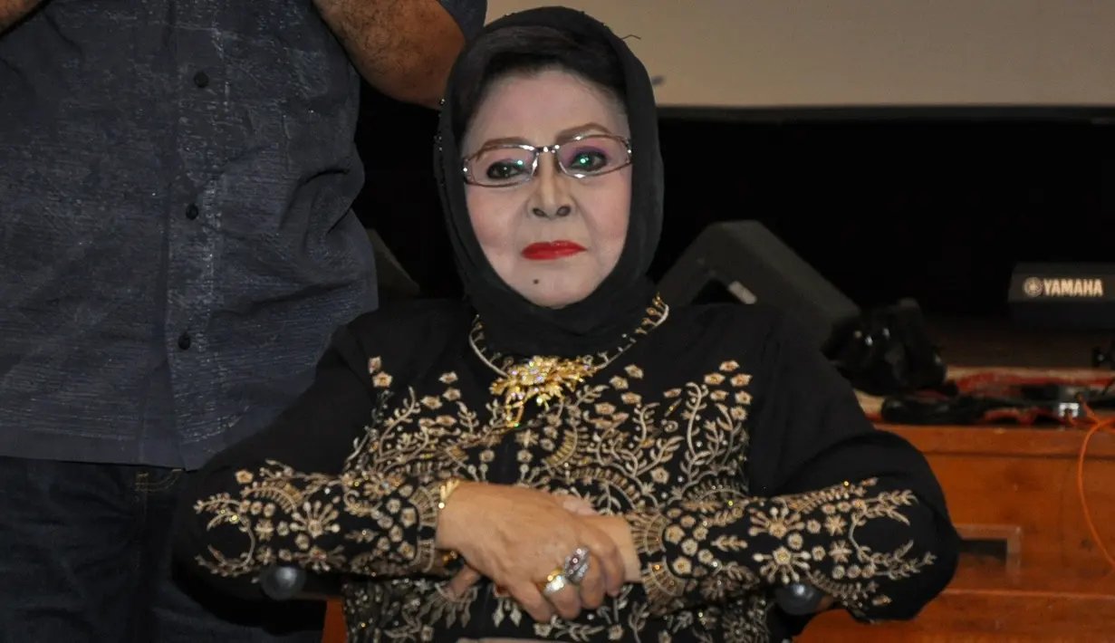 Penyanyi keroncong legendaris, Waldjinah pernah terbaring selama 9 bulan di tempat tidur. Kabar kondisi penyanyi berusia 72 tahun itu diungkapkan oleh Ari, anak penyanyi kelahiran Surakarta itu. (Adrian Putra/Bintang.com)