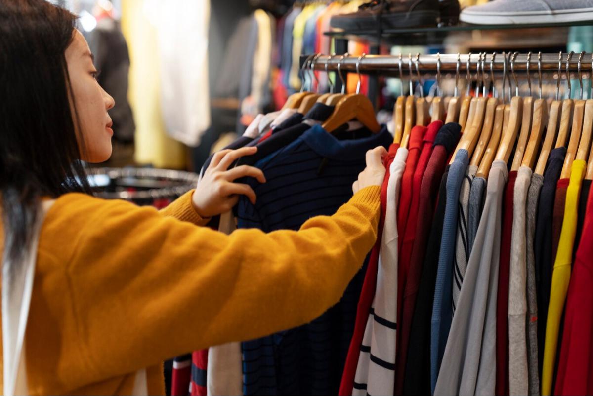 Thrifting: Solusi Ramah Lingkungan atau Masalah Tersembunyi?