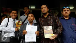 Pengacara, Ramdan Alamsyah (kedua kanan) dan perwakilan Al Kahfi usai melapor ke Polda Metro Jaya, Jakarta, Jumat (25/9/2015). Yayasan al Kahfi melaporkan delapan pemilik akun media sosial yang telah memfitnah mereka. (Liputan6.com/Yoppy Renato)