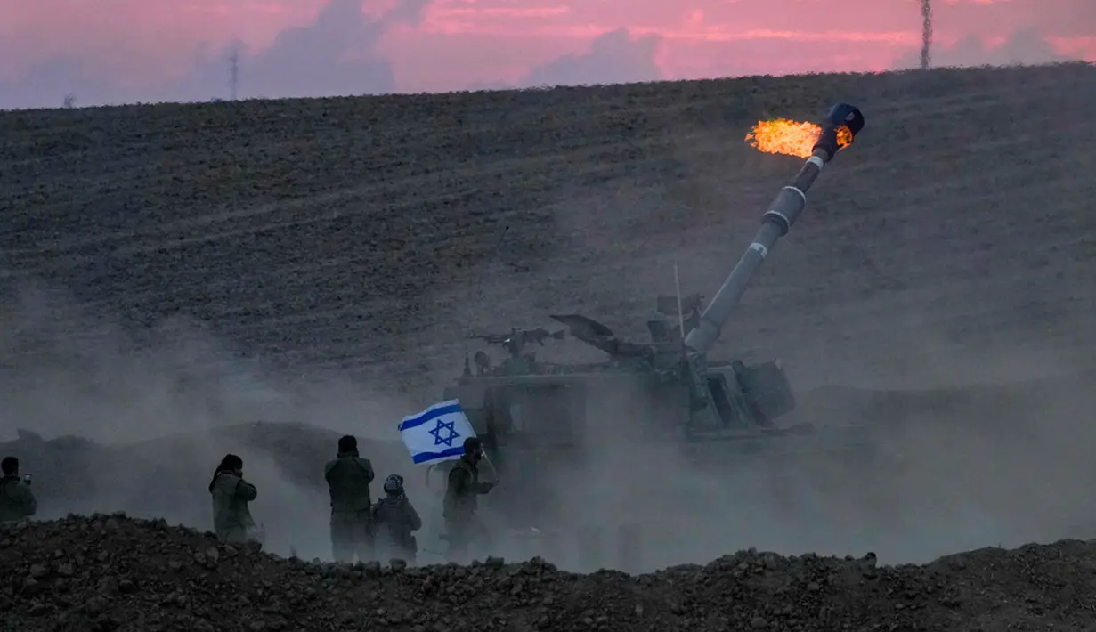 Unit artileri bergerak Israel menembakkan peluru dari Israel selatan menuju Jalur Gaza di posisi dekat perbatasan Israel-Gaza, Israel, Sabtu (14/10/2023). Israel melancarkan pengeboman paling hebat yang pernah terjadi terhadap Jalur Gaza, menjadikan kawasan bagi 2,3 juta warga Palestina tersebut berada dalam kepungan total. (AP Photo/Maya Allerruzzo)