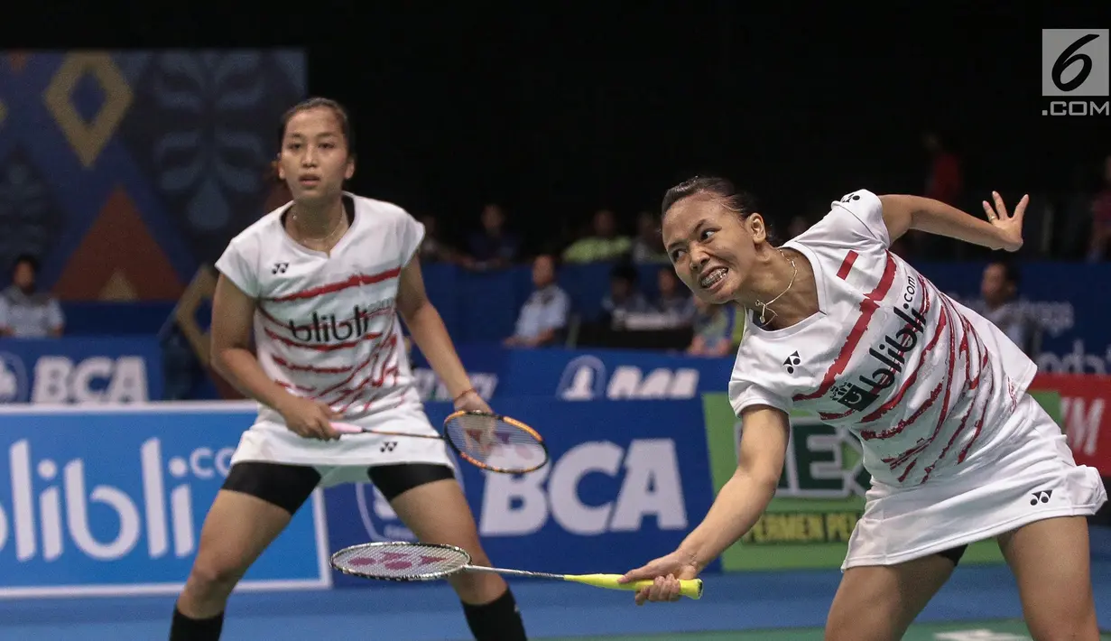 Ganda Campuran Indonesia,Della Destiara Haris dan Rosyita Eka Putri Sari harus tersingkir di Indonesia Open 2017 usai kalah melawan Chang Ye Na dan Lee So Hee (Korea) di JCC Plenary Hal, Jakarta, Jumat (16/6). (LIputan6.com/Faizal Fanani)