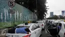 Seorang Supir Taksi terlihat tidur di sela-sela demo di depan Gedung DPR/MPR, Jakarta, Selasa (22/3/2016). Pendemo menuntut pemerintah untuk membekukan jasa transportasi berbasis online. (Liputan6.com/Johan Tallo)