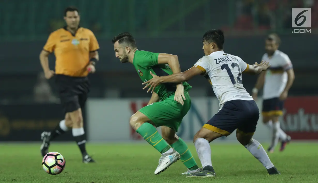 Gelandang Bhayangkara FC, Ilija Spasojevic (kedua kiri) berebut bola dengan bek Persela, M Zainal Haq pada lanjutan Liga 1 Indonesia di Stadion Patriot Candrabhaga, Bekasi, Jumat (27/10). Bhayangkara FC unggul 3-1. (Liputan6.com/Helmi Fithriansyah)