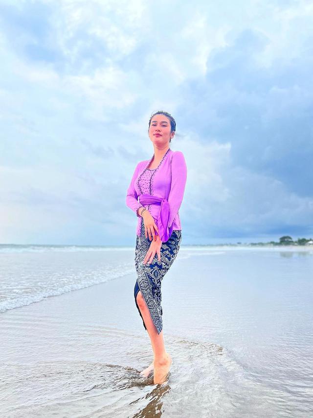 Lepas Hijab, Ini 7 Potret Terbaru Stevi Agnecya Saat Liburan di Bali yang Tuai Sorotan