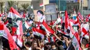 Dalam aksinya, massa mengibarkan bendera Palestina sebagai simbol dukungan. (Ahmad Al-rubaye/AFP)