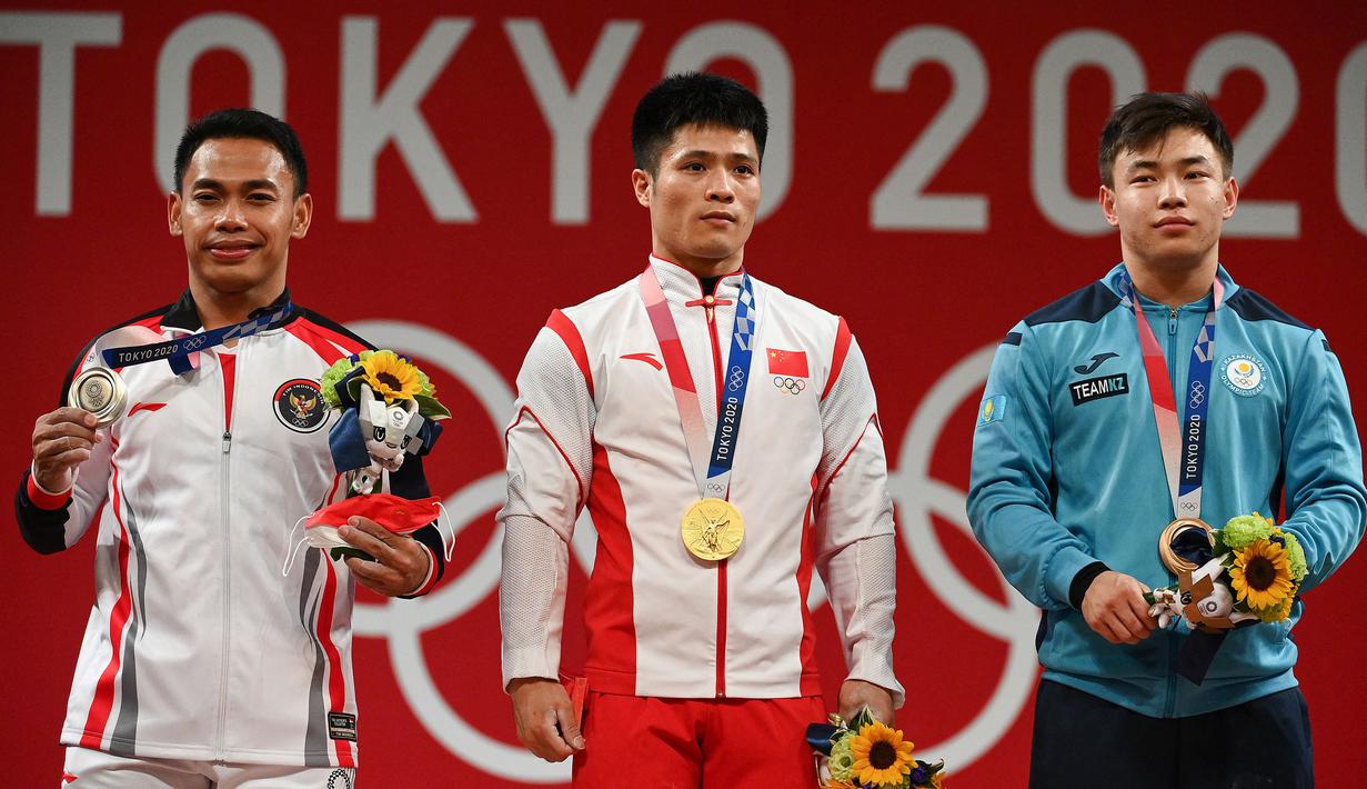 Eko Yuli Irawan berhasil kumpulkan total angkatan sebanyak 302 kg terpaut 11 kg dari Li Fabian, lifter Cina. Sedangkan posisi ketiga diraih oleh Igor Son dari Kazakhtan. Hal itu membuat Eko Yuli Irawan menjadi atlet kedua penyumbang medali bagi Indonesia. (Foto: AFP/Vincenzo Pinto)