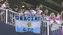 <p>Pemain asal Argentina itu langsung disambut meriah oleh lebih dari 20 ribu penggemar saat memasuki stadion dan disebut sebagai 'pemain nomor 10 terbaik di dunia'. (AP Photo/Marta Lavandier)</p>