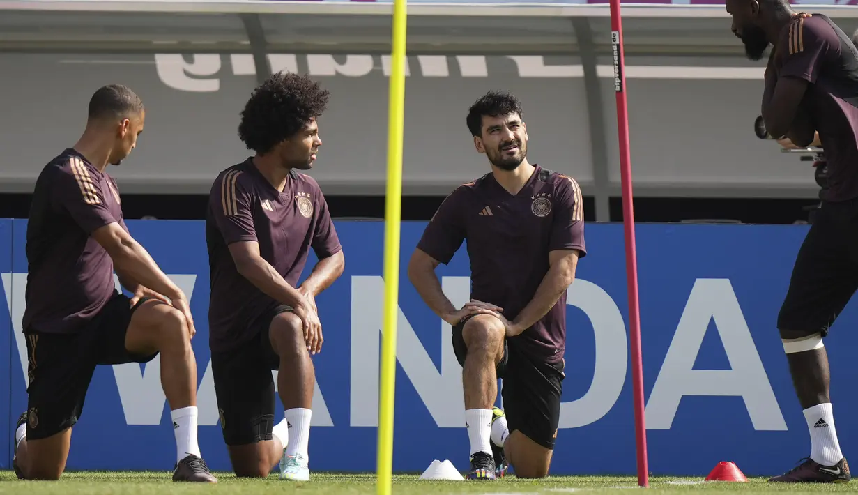Pemain Jerman Thilo Kehrer, Serge Gnabry, Ilkay Gundogan dan Antonio Ruediger melakukan pemanasan untuk sesi latihan di stadion Al-Shamal di Al-Ruwais, Qatar, Selasa, 22 November 2022. Jerman akan memainkan pertandingan pertama melawan Jepang pada Grup E Piala Dunia 2022 Qatar pada Rabu, 23 November. (AP Photo/Matthias Schrader)