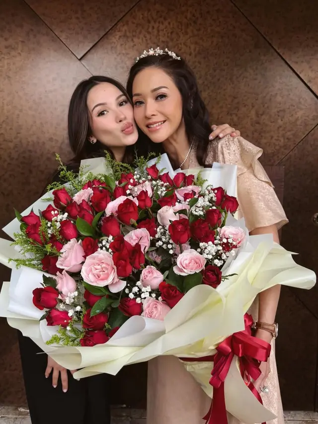 Alyssa Daguise saat Beri Kejutan Mamah Mertua, Maia Estianty ke-50. [@alyssadaguise]