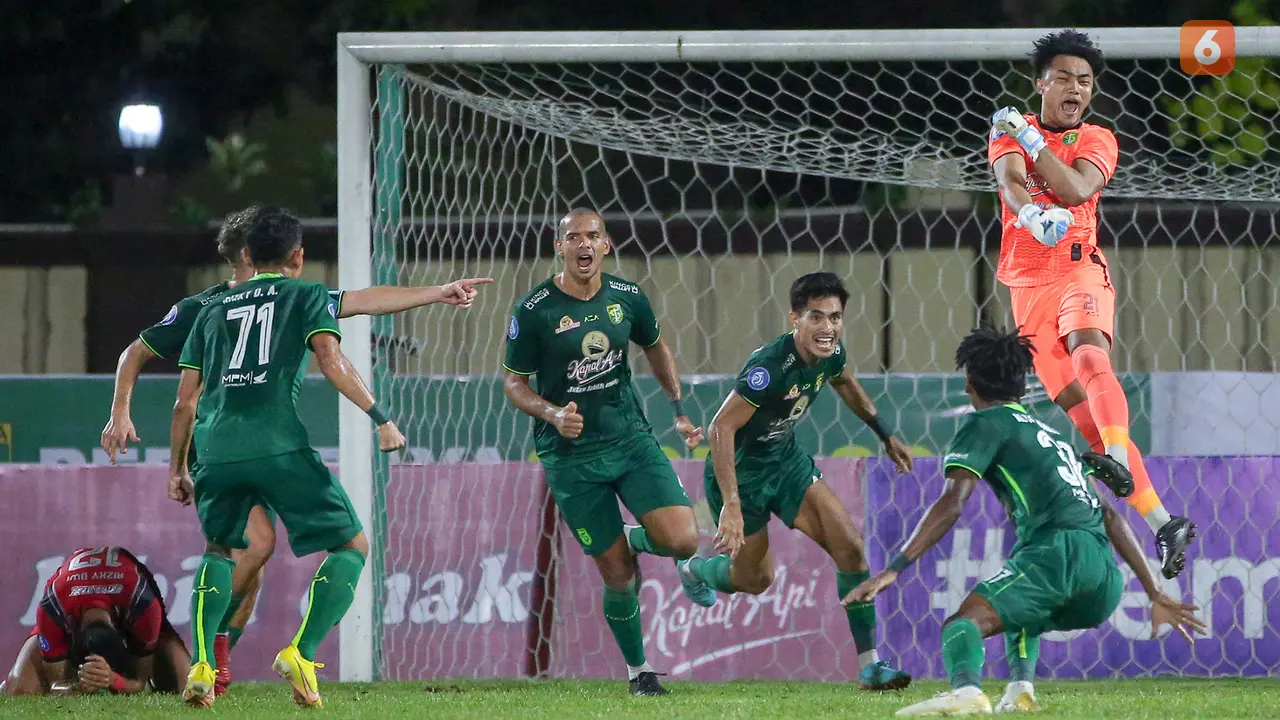 Foto: Gagalkan Penalti di Penghujung Laga, Ernando Ari Pastikan Persebaya Bungkam Arema FC di BRI Liga 1