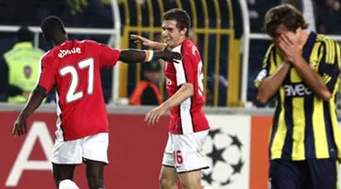 Arsenal&#039;s Aaron Ramsey celebrates with Emmanuel Adebayor after his goal against Fenerbahce during their UEFA Champions league group G match at Sukru Saracoglu stadium in Istanbul on October 21, 2008. AFP PHOTO/MUSTAFA OZER 
