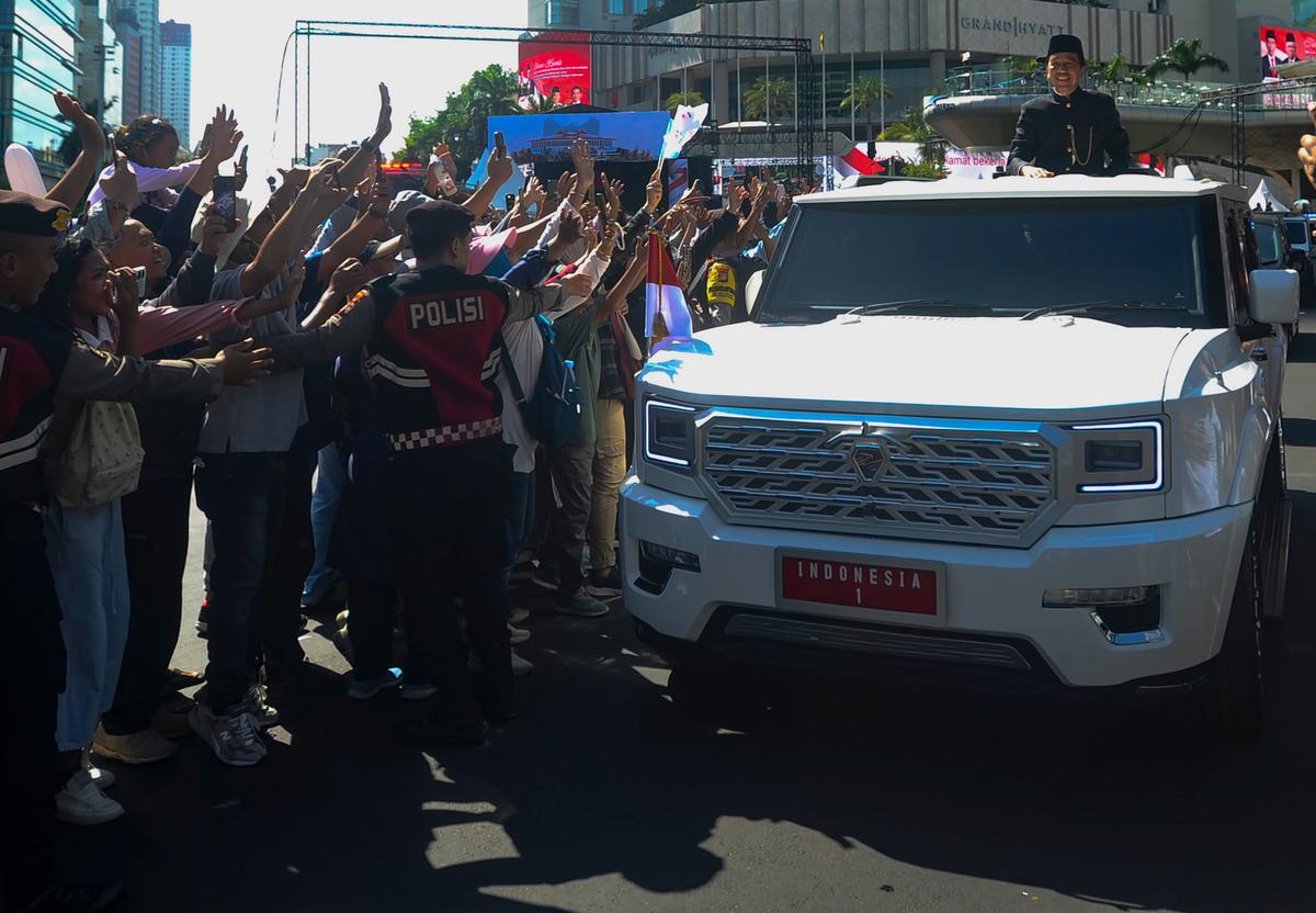 Jokowi menuju Bandara Halim Perdanakusuma naik Maung Garuda putih