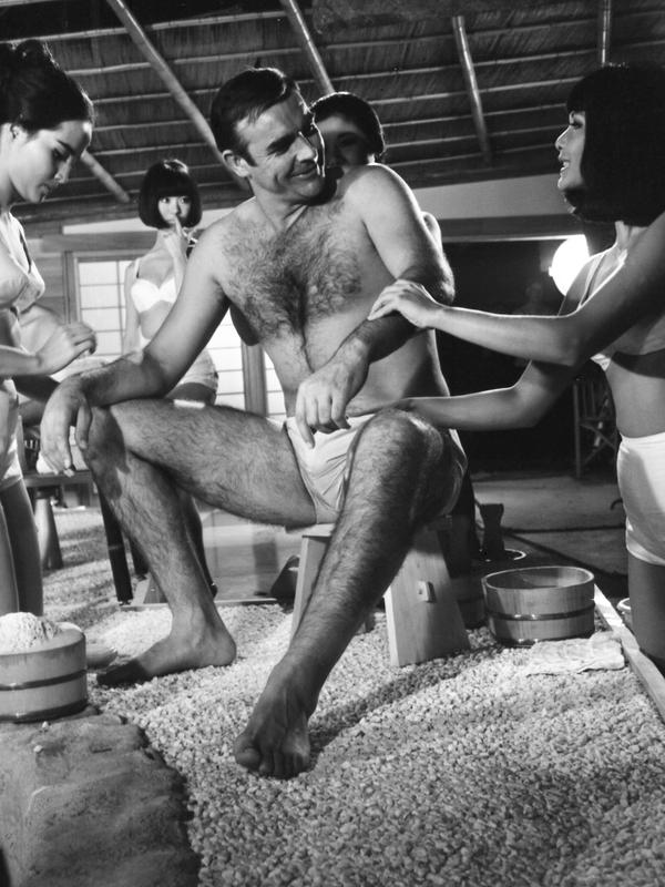 Foto file 26 September 1966, aktor Sean Connery, sedang mandi Jepang bersama Yasuko Nagazuni (kiri) dan Yee Wah Yang, selama pembuatan film sebuah adegan dalam film James Bond, You Only Live Twice, di Pinewood Studios dekat London. (AP Photo/Sidney Smart)