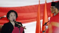 Ketua Umum DPP PDIP terpilih, Megawati Soekarnoputri membacakan sumpah janji yang dibacakan Pimpinan Sidang Kongres III PDIP, Frans Lebu Raya (kanan) saat pelantikan di Sanur Bali, Kamis(8/4).(Antara)