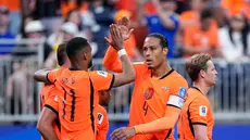 Pemain Belanda, Cody Gakpo, merayakan gol bersama Virgil van Dijk setelah mencetak gol ketiga timnya dalam pertandingan Grup F Piala Dunia 2026 melawan Swedia di Houston, Minggu (21/6/2026). (AP Photo/Ashley Landis)