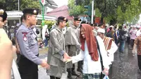 Peserta demo 2 Desember salami polisi saat bubar (Liputan6.com/ Fachrur Rozie)