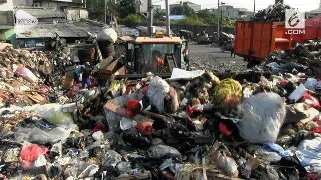 Tumpukan sampah menggunung di TPS Muara Baru setelah truk sampah dibatasi masuk ke Bekasi.