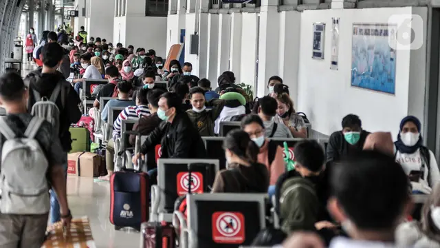 FOTO: Jelang Larangan Mudik, Ribuan Penumpang Padati Stasiun Pasar Senen