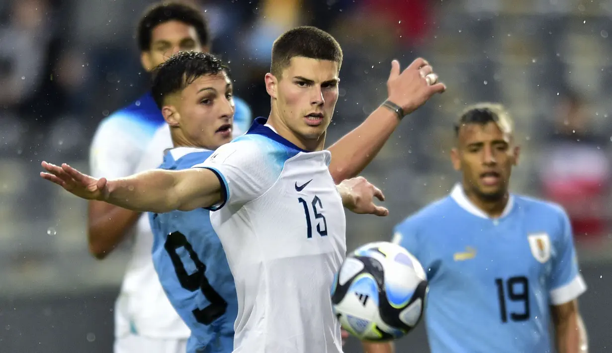 Pemain Inggris U-20, Ronnie Edwards (kanan) berebut bola dengan pemain Uruguay U-20, Andreas Ferrari pada pada lanjutan Grup E Piala Dunia U-20 2023 di Estadio Ciudad de La Plata, Argentina, Jumat (26/05/2023) WIB. Laga dimenangkan oleh Inggris dengan skor 3-2. (AP Photo/Gustavo Garello)