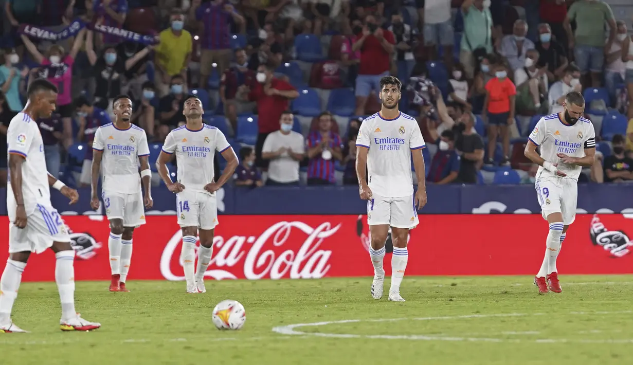 Real Madrid berusaha memanfaatkan keunggulan jumal pemainnya. Sayangnya, hingga akhir laga skor tetap menunjukkan 3-3. Setelah pertandingan ini, Los Blancos menempati urutan kedua klasemen sementara Liga Spanyol, sedangkan Levante menempati urutan kedelapan. (Foto: AFP/Jose Miguel Fernandez)