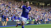 Jamie Vardy. Striker yang memasuki musim ke-10 bersama Leicester City telah mencetak 9 gol dan 1 assist di Liga Inggris musim ini. Dua gol terakhir dibuat di pekan ke-13, (4/12/2021) ke gawang Watford saat berusia 34 tahun 10 bulan dan 17 hari. Hasil akhir The Foxes menang 4-2. (AFP/Lindsey Parnaby)
