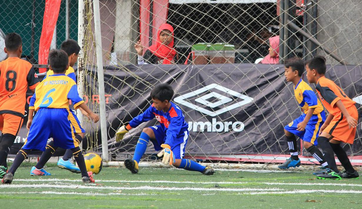 Kiper Tunas Patriot berusaha menghadang serangan pemain Indocement SS dalam laga U-11 Liga Bola Indonesia 2016 pekan ke-5 di Sabnani Park, Alam Sutera, Tangerang, Minggu (2/10/2016). (Bola.com/Liga Bola Indonesia)