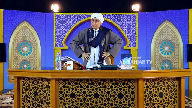 KH Yahya Zainul Ma'arif alias Buya Yahya Memberi Contoh Gerakan Sholat yang Meniru Gaya Ahli Neraka
