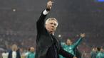 Carlo Ancelotti baru saja berhasil membawa Real Madrid juara Liga Champions 2021/2022 usai mengalahkan Liverpool di partai final yang berlangsung di Stade de France, Minggu (29/05/2022) dini hari WIB. Hal tersebut membuat dirinya dinobatkan sebagai pelatih tersukses dalam sejarah Liga Champions. Pria asal Italia tersebut tercatat pernah merengkuh trofi paling bergengsi di Eropa tersebut sebanyak lima kali, yaitu dua kali bersama AC Milan dan sisanya bareng Real Madrid. (AFP/Kirsty Wigglesworth)