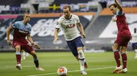 Striker Tottenham Hotspur, Harry Kane, menggiring bola saat melawan West Ham United pada laga Premier League di Stadion Tottenham Hotspur, Selasa (23/6/2020). Tottenham menang 2-0 atas West Ham. (AP/Kirsty Wigglesworth)