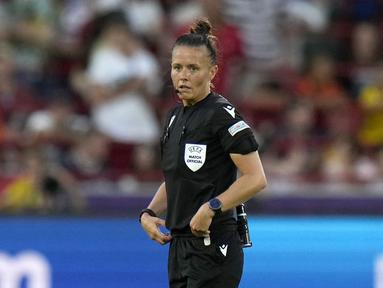 Rebecca Welch akan menjadi wasit wanita pertama yang akan memimpin sebuah laga di Liga Inggris. Seperti yang diumumkan oleh FA dan Liga Primer Inggris, Welch akan menjadi wasit untuk pertandingan antara Fulham dan Burnley di Craven Cottage pada 23 Desember 2023 mendatang. (AP Photo/Alessandra Tarantino)