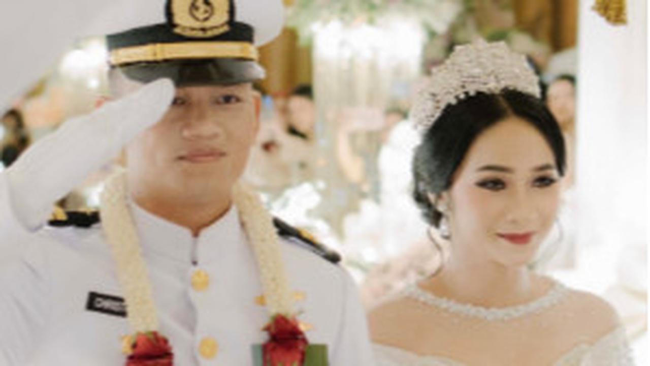 Perjalanan cinta seorang putri Kolonel TNI yang menikah dengan sosok perwira berpangkat Letnan Satu (Lettu) menarik perhatian warganet. Perempuan bernama Nadia itu merupakan putri dari pamen TNI AL, Kolonel Sudarmono.