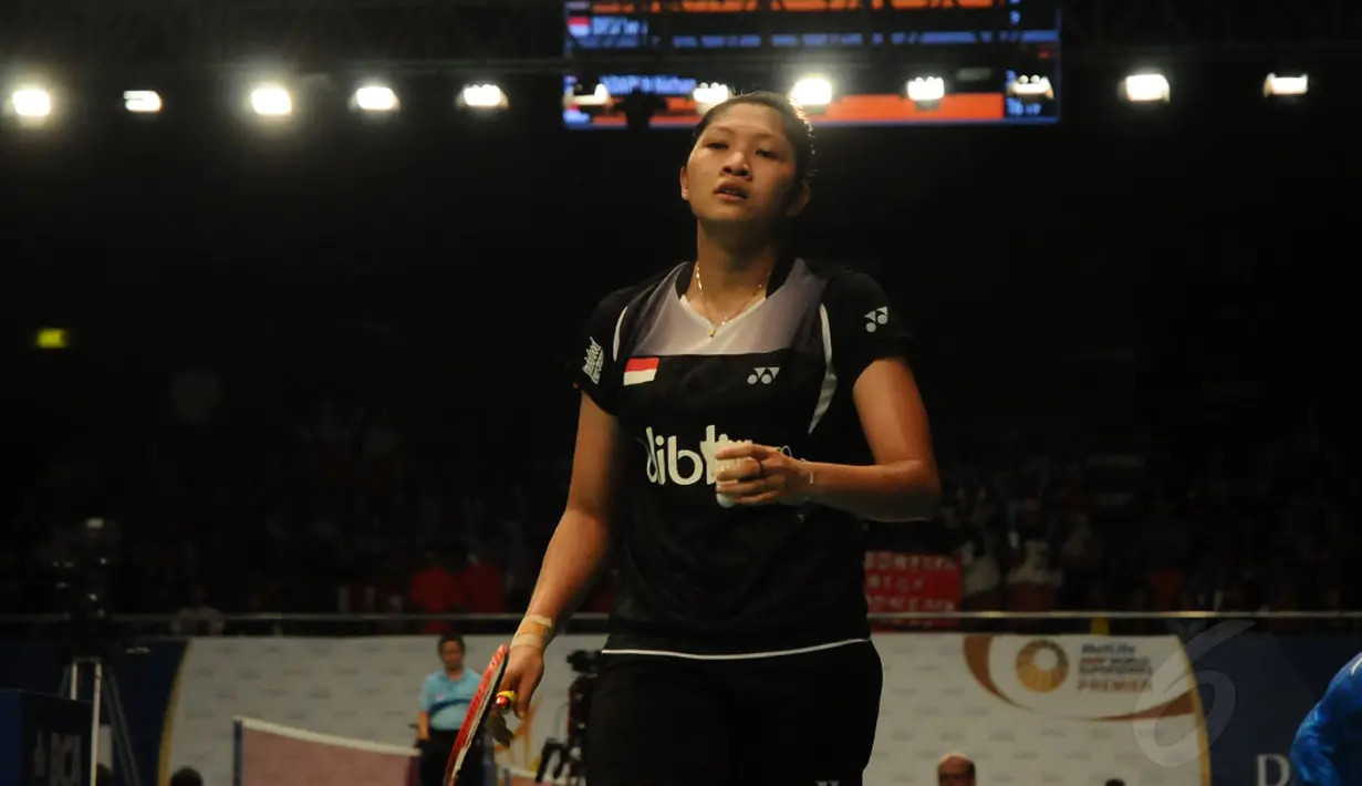 Pebulutangkis putri Indonesia, Lindaweni Fanetri harus mengakui ketangguhan Nichaon Jindapon (Thailand) saat bertanding di ajang Indonesia Open 2014 di Jakarta, (18/6/2014). (Liputan6.com/Helmi Fithriansyah)
