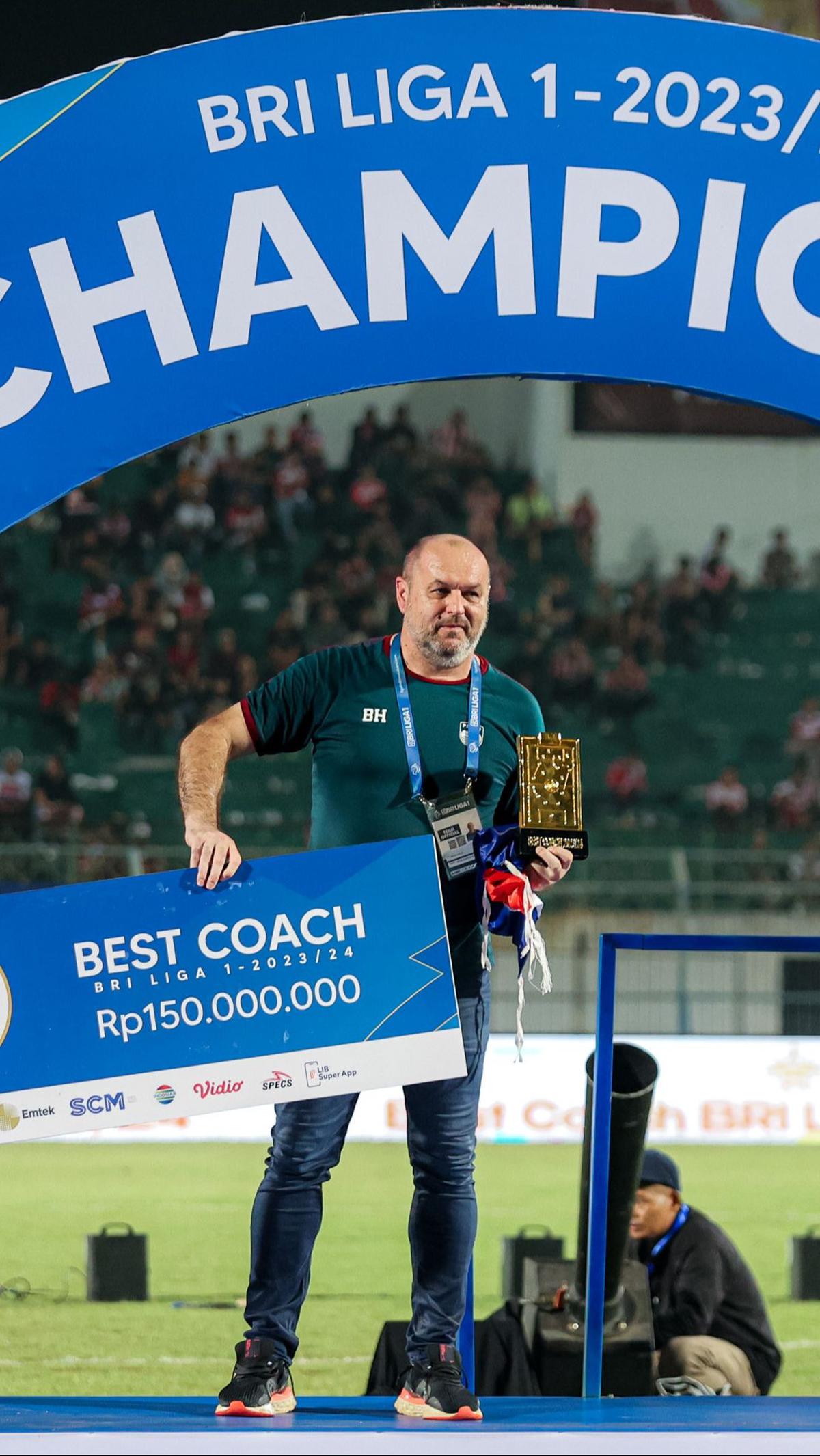 Pelatih Persib, Bojan Hodak meraih penghargaan sebagai Pelatih Terbaik setelah sukses membawa timnya juara. Foto: Bola.com/Bagaskara Lazuardi