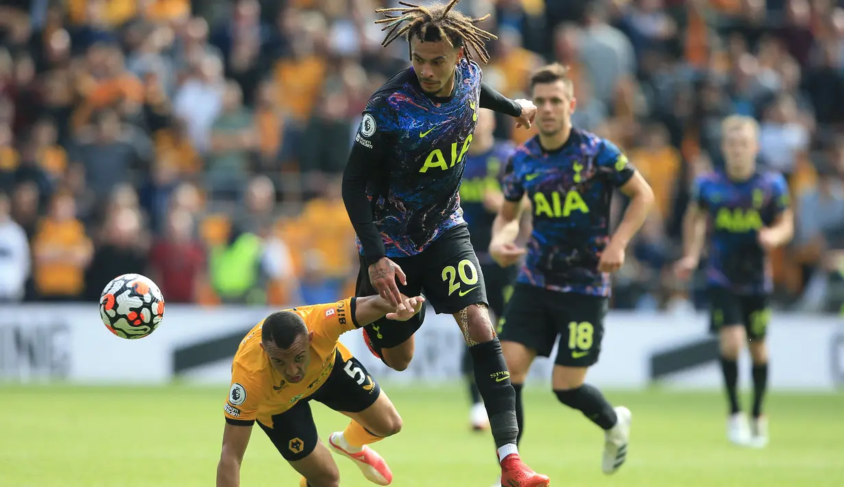 Tottenham Hotsupr tampil menekan sejak dimulainya pertandingan pada babak pertama. Datang sebagai tim tamu, Spurs berhasil unggul terlebih dahulu lewat Dele Alli (kiri) ketika waktu baru berjalan sembilan menit. (Foto: AFP/Lindsey Parnaby)