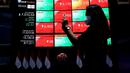 Karyawan memfoto layar pergerakan IHSG, Jakarta, Rabu (3/8/2022). Indeks Harga Saham Gabungan (IHSG) pada perdagangan di Bursa Efek Indonesia, Rabu (3/08/2022), ditutup di level 7046,63. IHSG menguat 58,47 poin atau 0,0084 persen dari penutupan perdagangan sehari sebelumnya. (Liputan6.com/Angga Yuniar)IHSG menguat 58,47 poin atau 0,0084 persen dari penutupan perdagangan sehari sebelumnya. (Liputan6.com/Angga Yuniar)