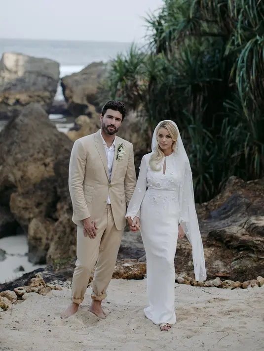 Pada tahun 2018, Kaitlynn Carter menikah dengan Brody Jenner, saudara tiri Kardashian di resor Nihi Sumba. Namun, hubungan mereka hanya bertahan selama satu tahun. (Liputan6.com/IG/@kaitlynn)