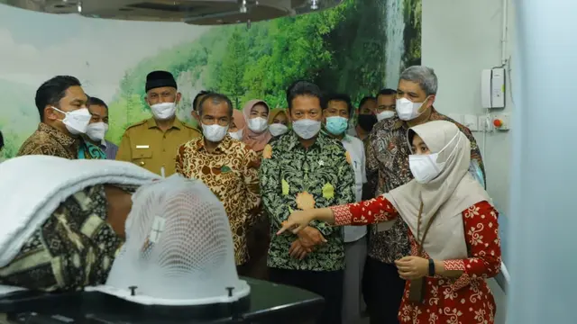 Menteri Kelautan dan Perikanan Sakti Wahyu Trenggono mengunjungi Universitas Andalas di Kota Padang, Sumatera Barat, Senin (6/12/2021). (Dok KKP)